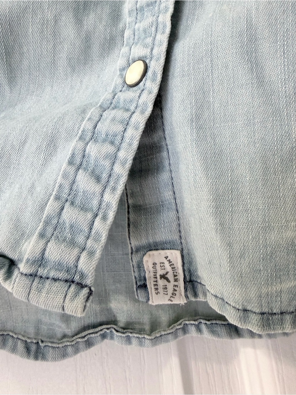 {American Eagle Outfitters} Light Wash Denim Blue Pearl Button-Down Shirt - Picture 4 of 15